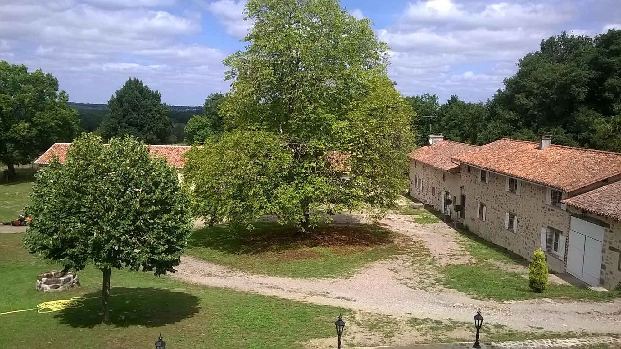 Photo de la cour du gîte