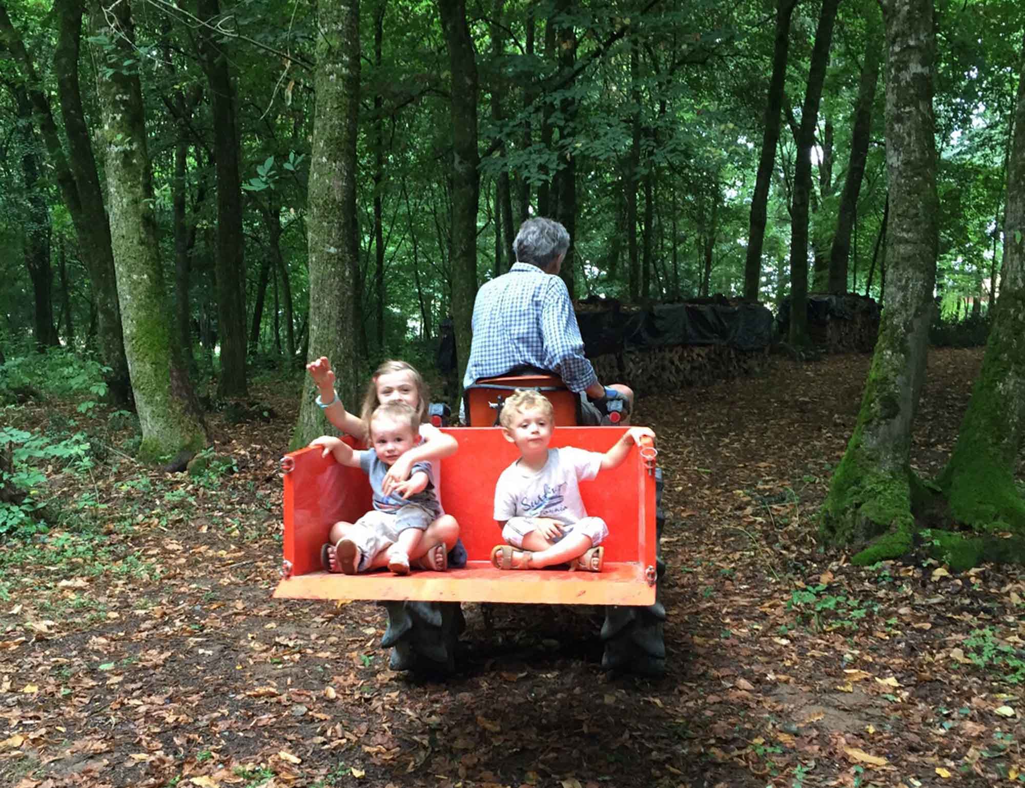 Photo d'enfants sur un tracteur