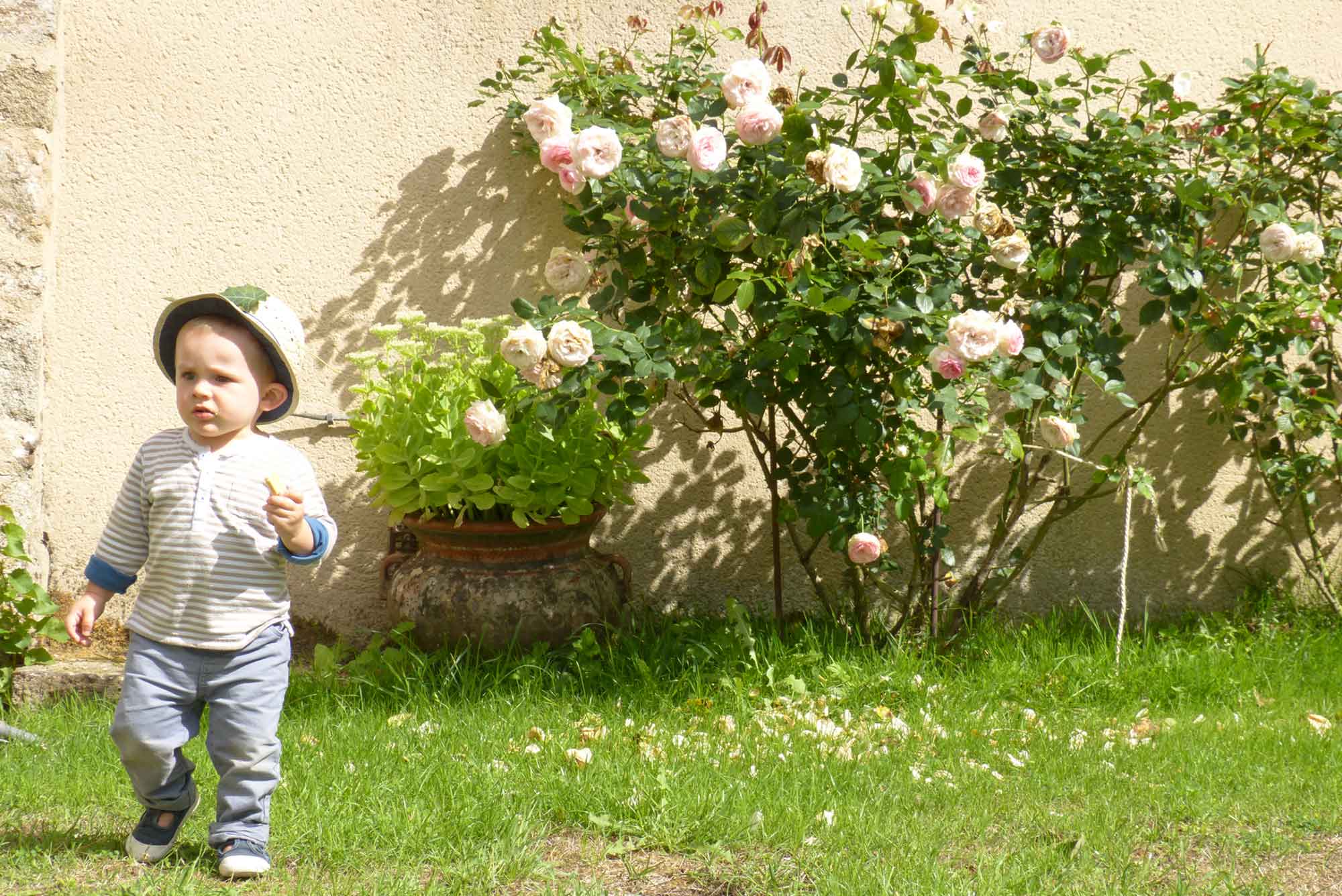 Photo de Victor devant le gîte